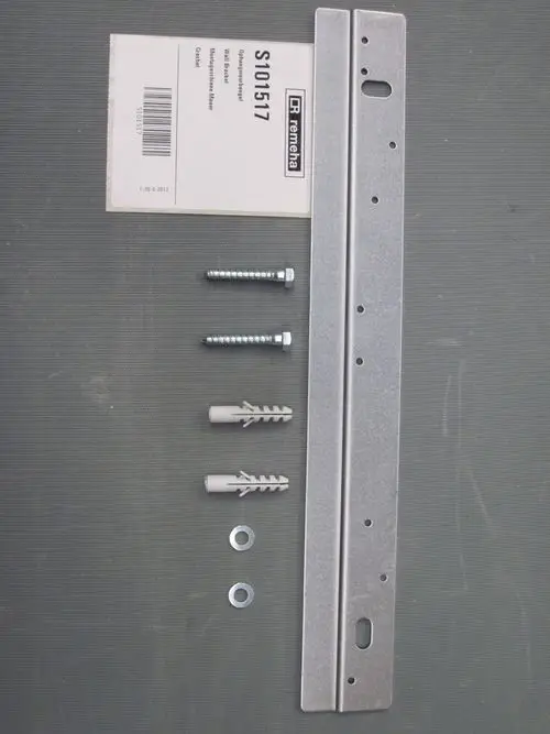 Montageschiene von Remeha, begleitet von zwei Schrauben, zwei Dübel und zwei Unterlegscheiben, arrangiert auf einer grauen Unterlage.